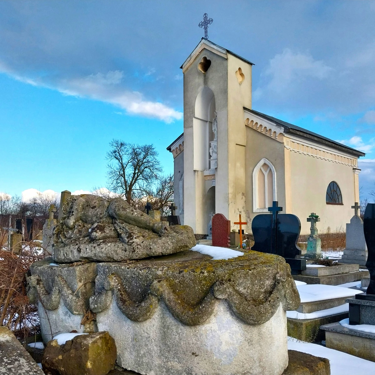 Капличка й усипальниця сім'ї Скарбеків-Яблоновських. Зведена у 1813 році