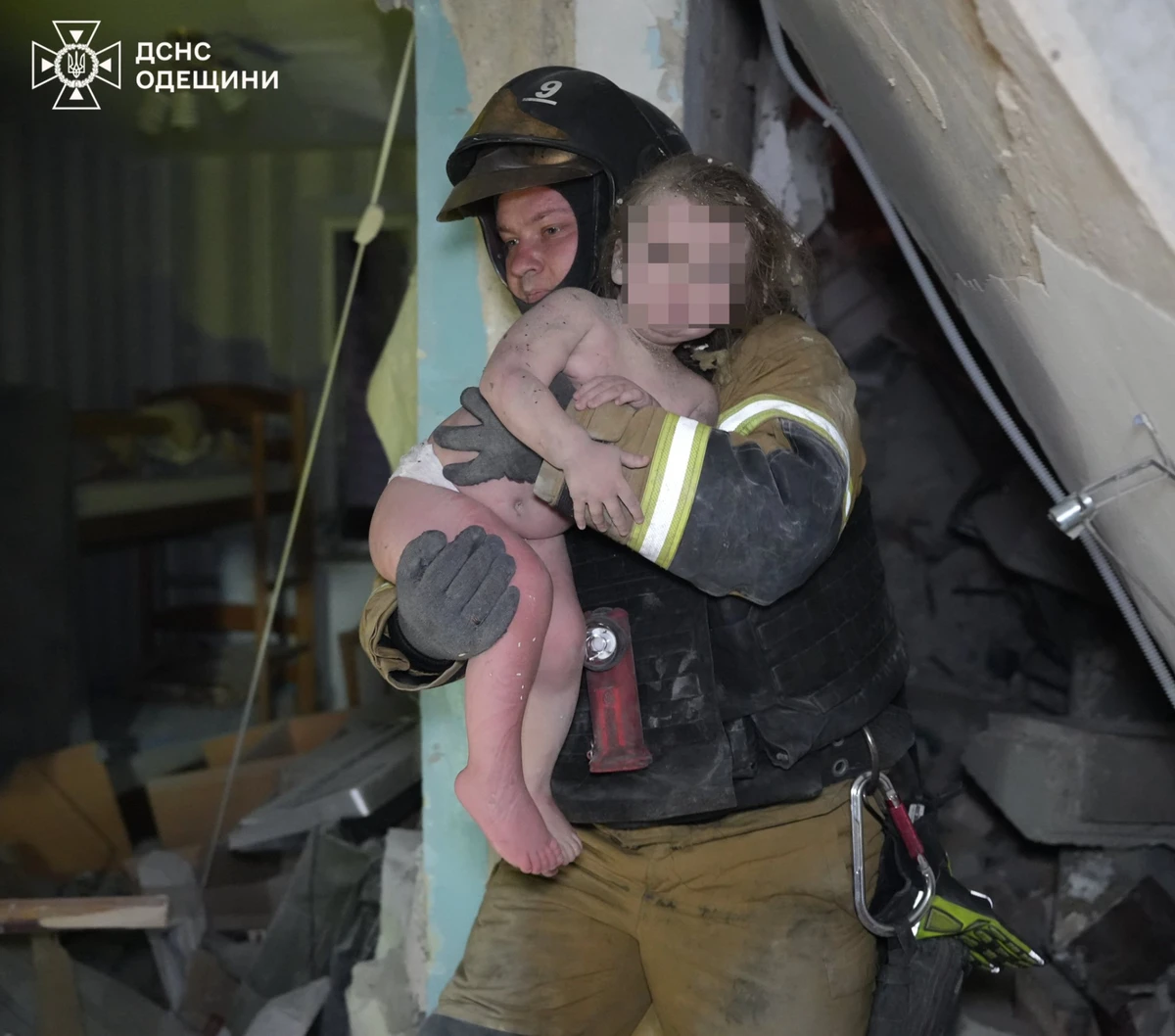 Um bebê sendo resgatado