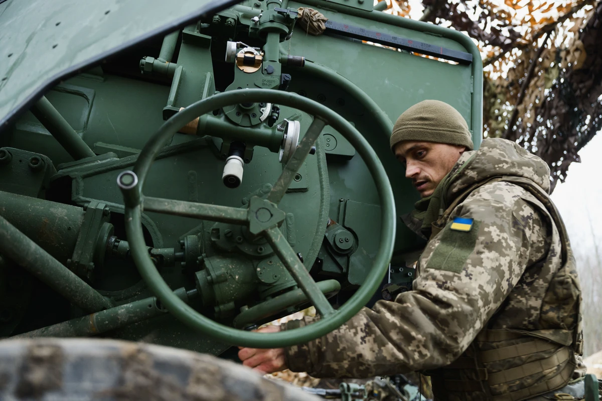 The gun is equipped with mechanical aiming mechanisms.