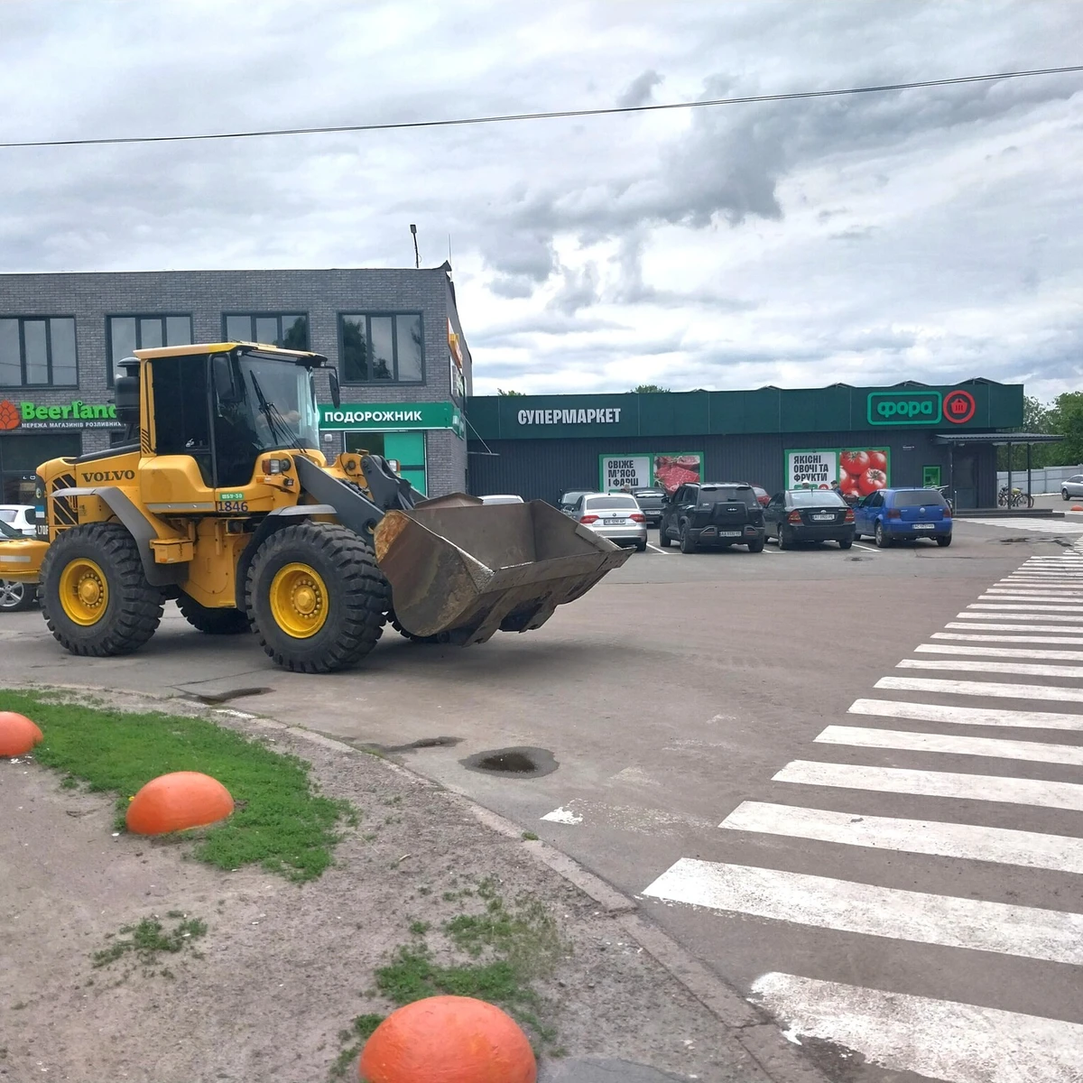 Центр Воронькова робить село схожим на містечко чи передмістя