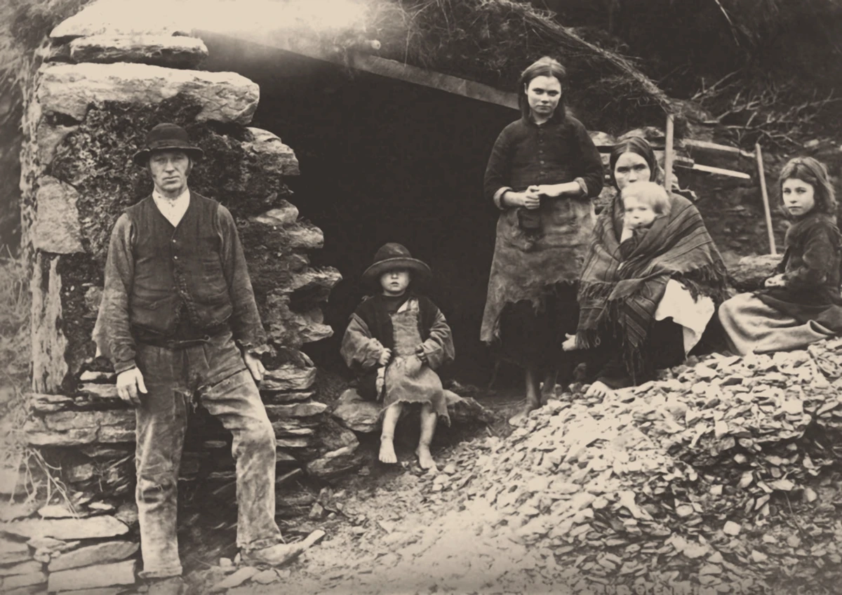 Ирландская семья на руинах своего дома в Килларни, 1888 год