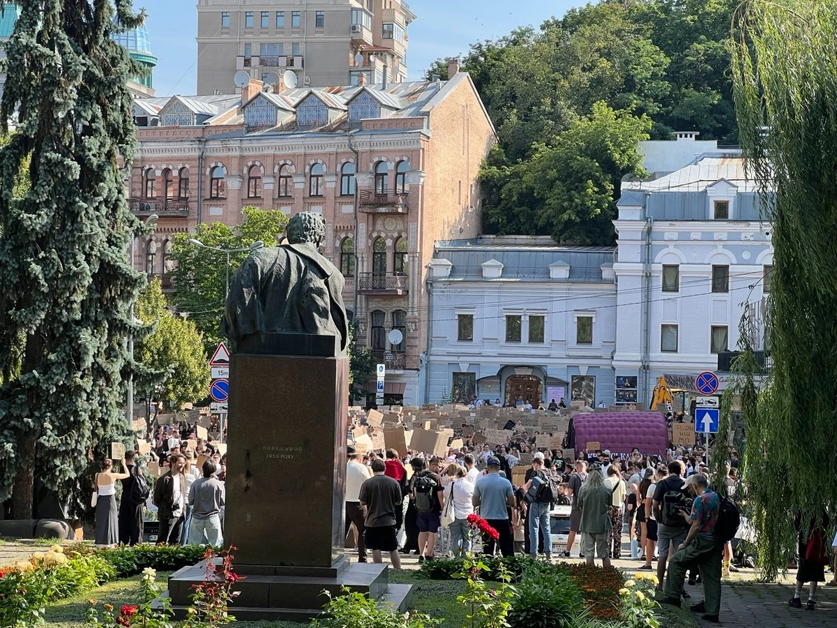 Учасники збираються на акцію