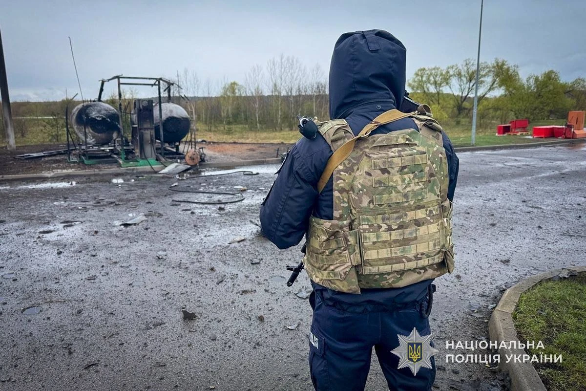 Um policial registrando os danos causados ​​pelo ataque russo