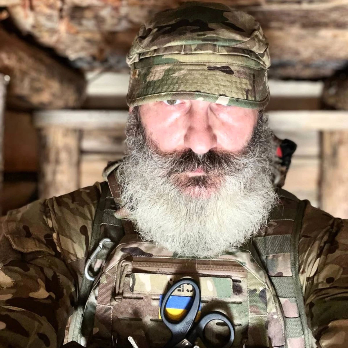 Мое увлечение боевыми искусствами началось с видеосалонов во времена перестройки. Я смотрел по несколько фильмов в день с Брюсом Ли, Ван Даммом и сначала влюбился в эту культуру движения, владения телом, которая отличалась от советского бокса или борьбы. Уже потом был прикладной аспект, а еще позже — некая философская основа. Боевые искусства для меня, которыми я занимаюсь с конца 80-х, — это комфортная, понятная система физической активности, позволяющая более или менее поддерживать здоровье, в том числе ментальное