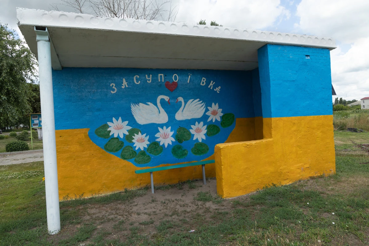 В очікуванні транспорту на зупинці в Засупоївці можна відпочити під лебедями