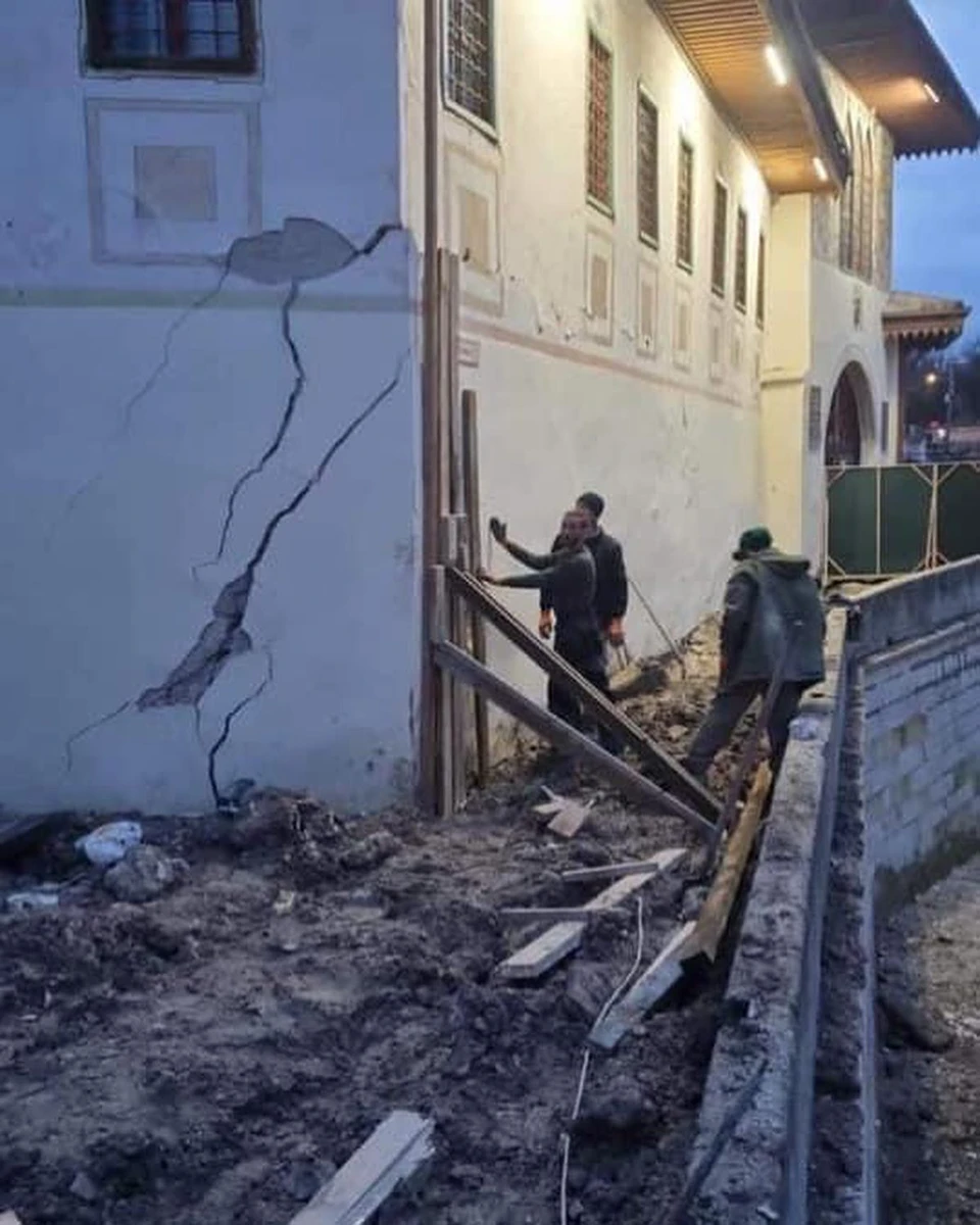 Тріщина на одній із будівель Ханського палацу в Бахчисараї