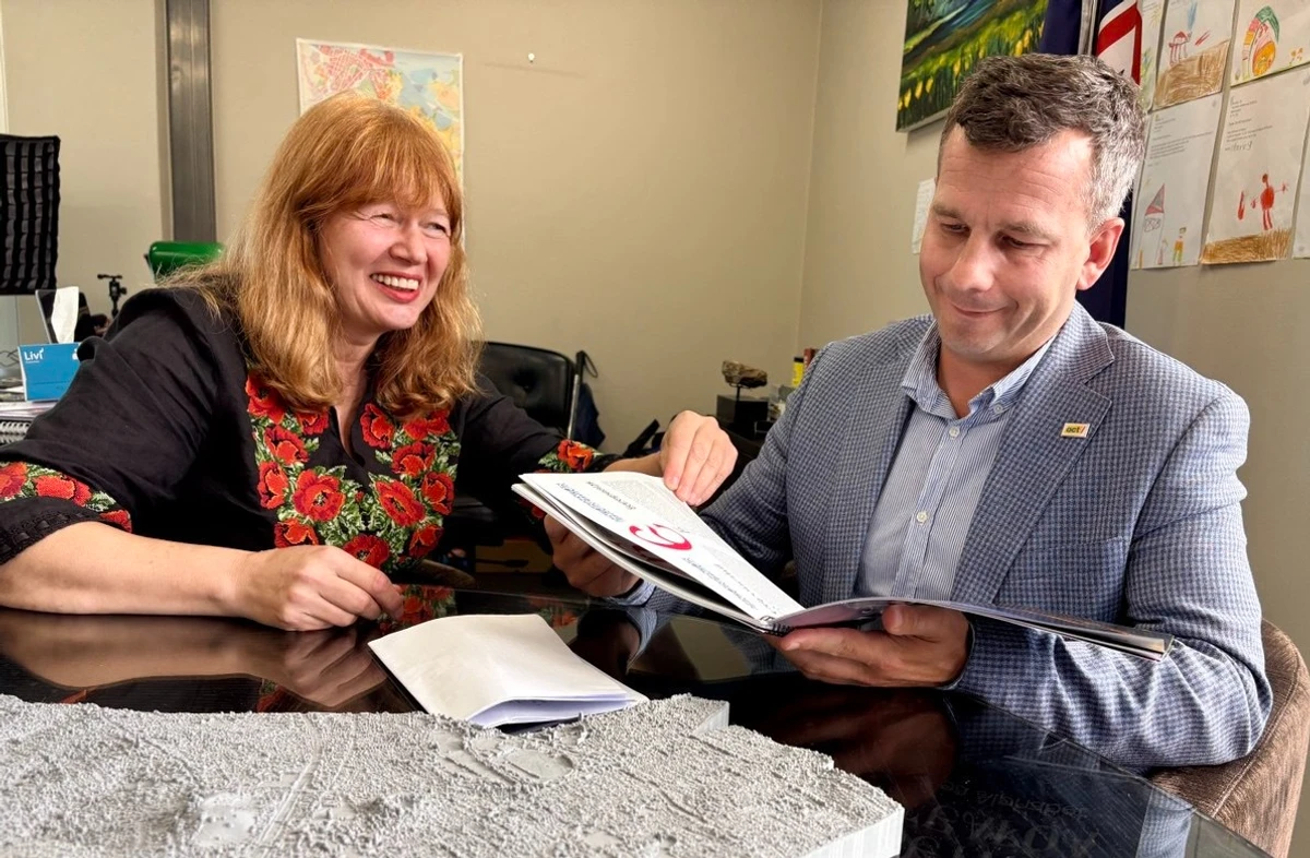 У щойно виданій в Окленді книжці Марії Старожицької (ліворуч на фото) “Абетка Аоатеароа – Aoatearoa Alphabet” Девіда Сеймура зацікавила авторська розповідь на літеру Х – Хака, бо це не просто оригінальний маорійський танок із вигуками та висолопленими язиками, а особливий жанр публічного виступу там, де для передачі почуттів недостатньо слів, зокрема у парламенті