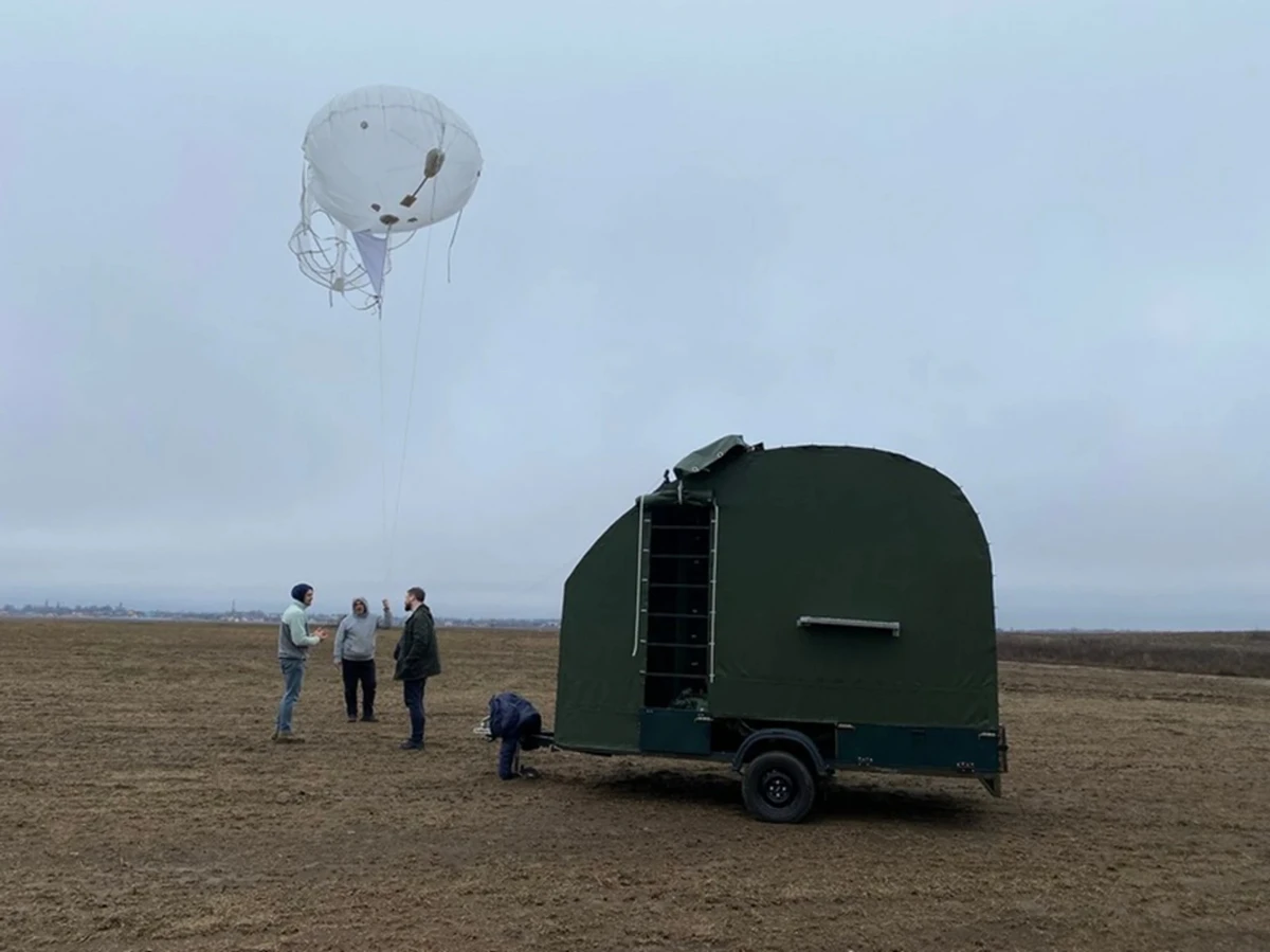 The Aerobavovna team deploys an aerostat