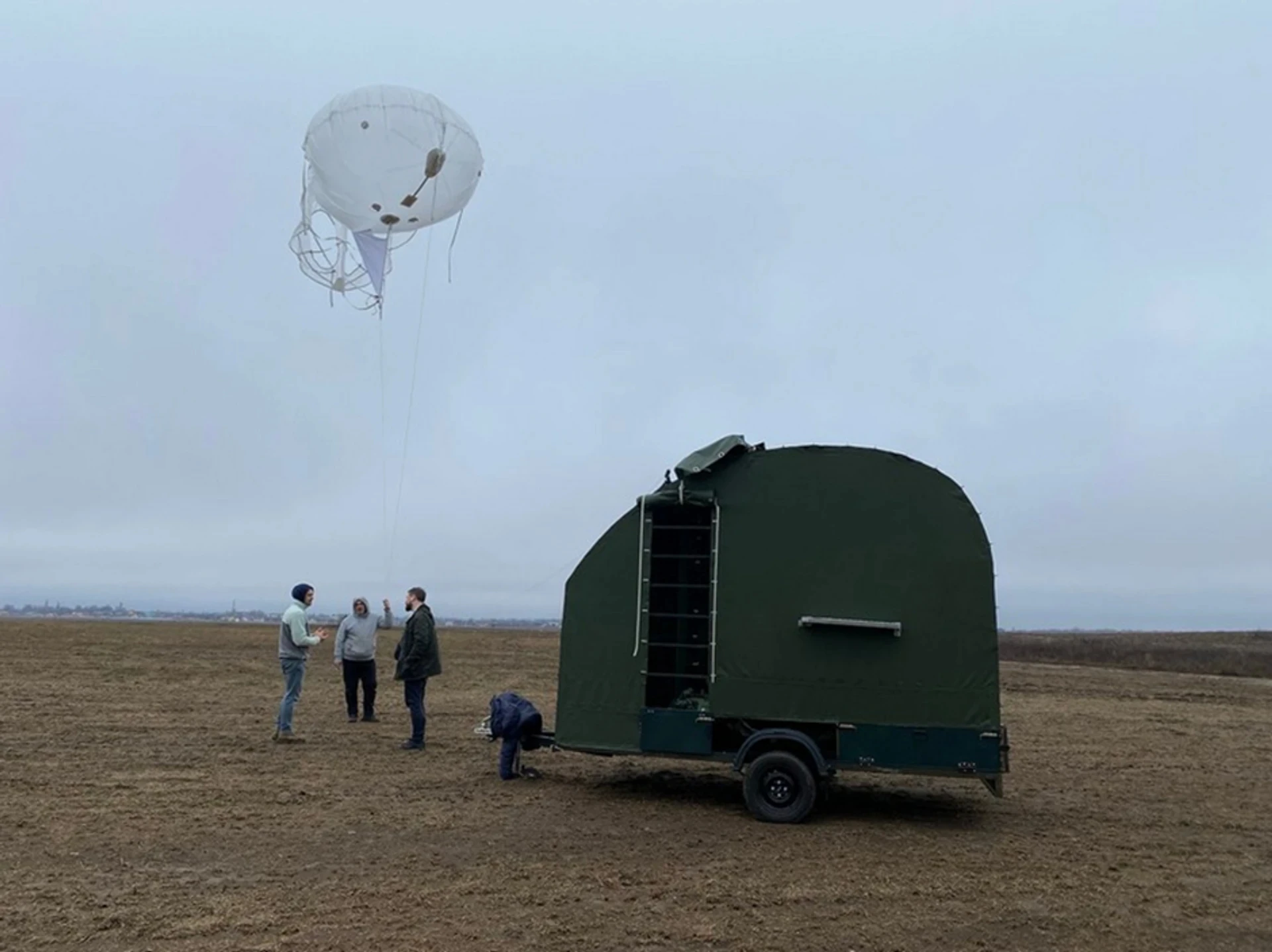 The Aerobavovna team deploys an aerostat
