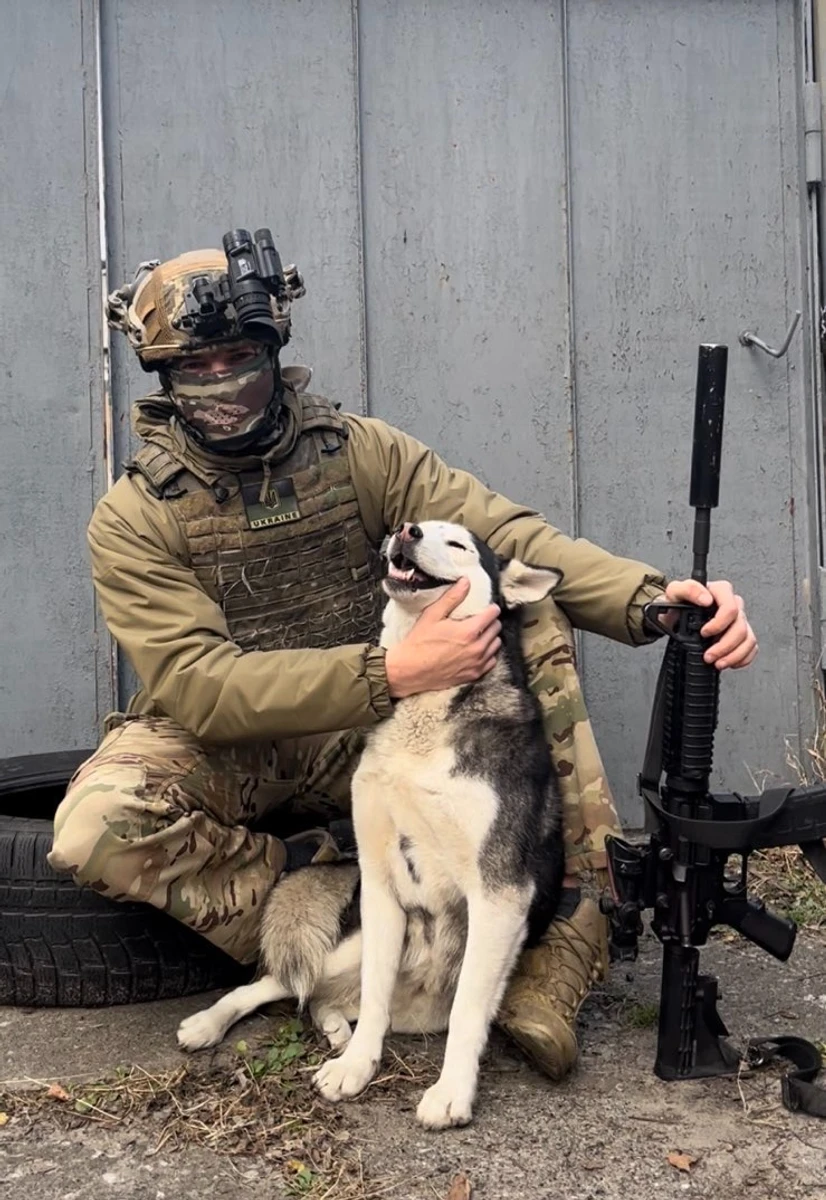 Санта згадує побратимів: Єнот загинув у Серебрянському лісі від кулі російського снайпера. Шульга воював із 16-ти років. В грудні 2024-го загинув, спинивши ворожий штурм. Тіло Шульги досі не вдалося евакуювати. На момент загибелі його дочці було всього два роки. Одного разу ми з нею стрибали на батуті. Вона показала пальцем у небо і сказала: Високо, аж до хмар. Тато там