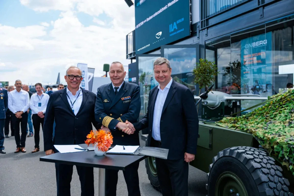 From left to right: Michael Wellenzohn, Advisory Board member at ONBERG & CEO of HD Advanced Technologies GmbH; Vice Admiral Carsten Stawitzki, Head of the General Directorate for Armaments of the German Federal Ministry of Defence; Pavlo Shevchuk, International CEO of Skyeton