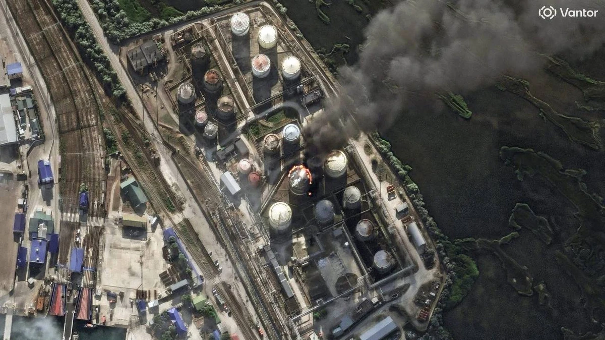 Пожежа на нафтобазі в порту Кавказ, Росія, 21 червня 2026 року. Фото: Схеми