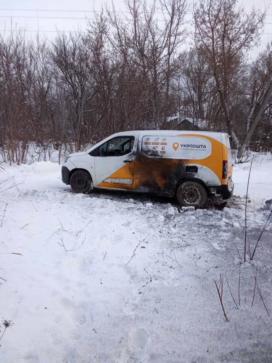 Пошкоджене росіянами авто. Фото з Facebook Укрпошти