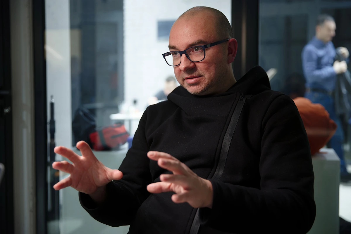 Єромленко: Згадаймо Руїну, згадаймо Чорну Раду Куліша, де він описує, як легко в ситуації двовладдя маніпулювати країною ззовні. Згадаймо отаманщину часів Визвольних змагань. Якщо ми опинимося в ситуації, коли жодного арбітра немає (для розв'язання конфліктів, подібних до історії між Федоровим і Сирським, – УП), то ми себе поховаємо, просто знищимо, як це багато разів ставалося в нашій історії