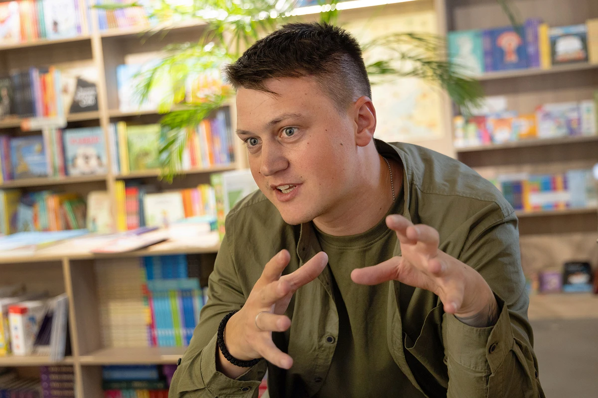 Артур Дронь: Нам нужна новая литература, которая будет антивоенной, но не антимилитарной. Литература привыкла осуждать оружие. А должна вместо этого отделить тех, кто с оружием нападает, от тех, кто оружием защищается