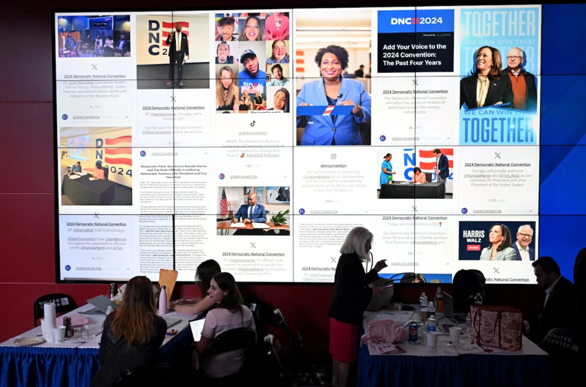 Дописи блогерів на екрані під час Демократичного Національного Зʼїзду в Чикаго, 2024