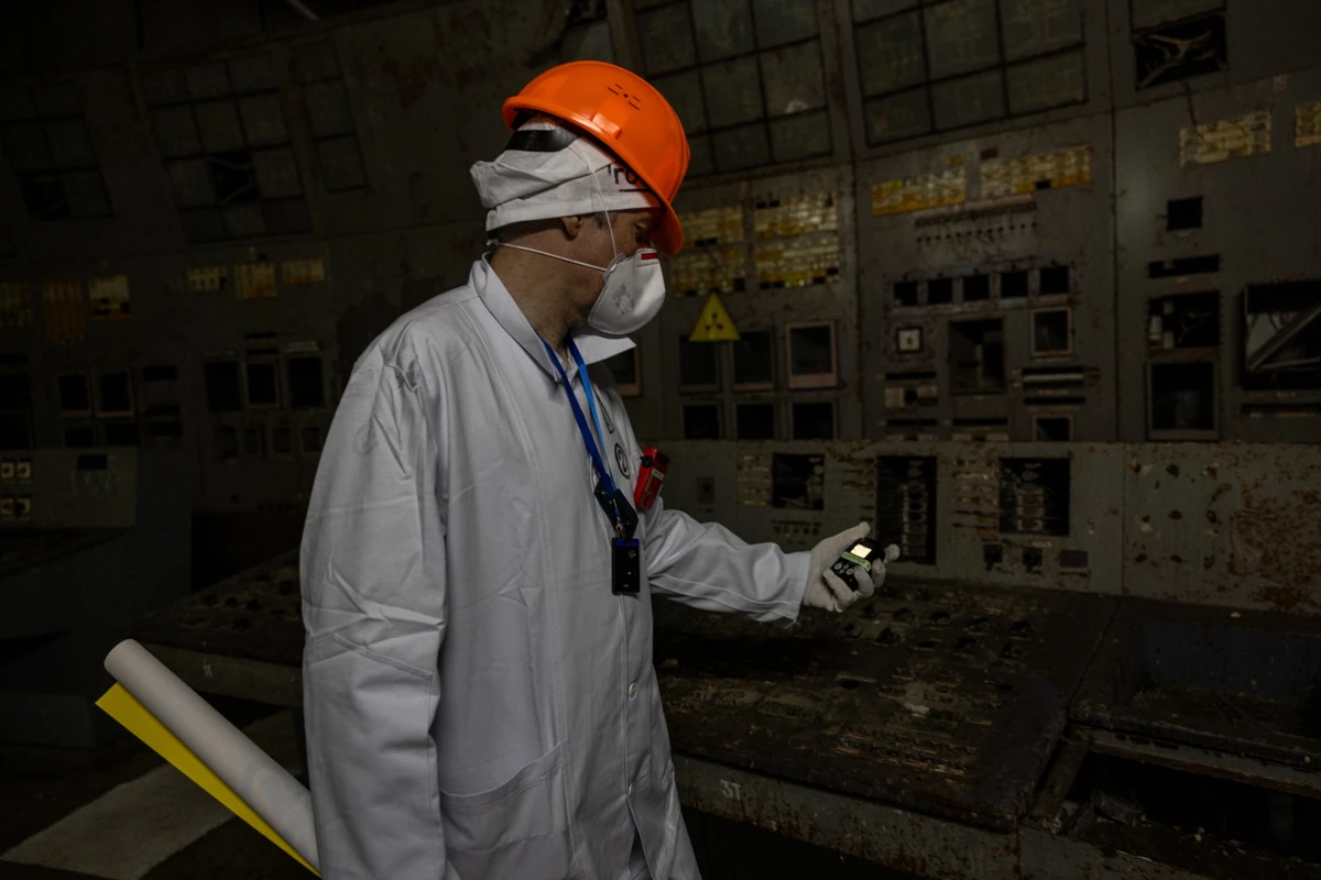 Щитова 4-го енергоблока Чорнобильської АЕС. Працівник АЕС показує, де саме була кнопка зупинки реактора