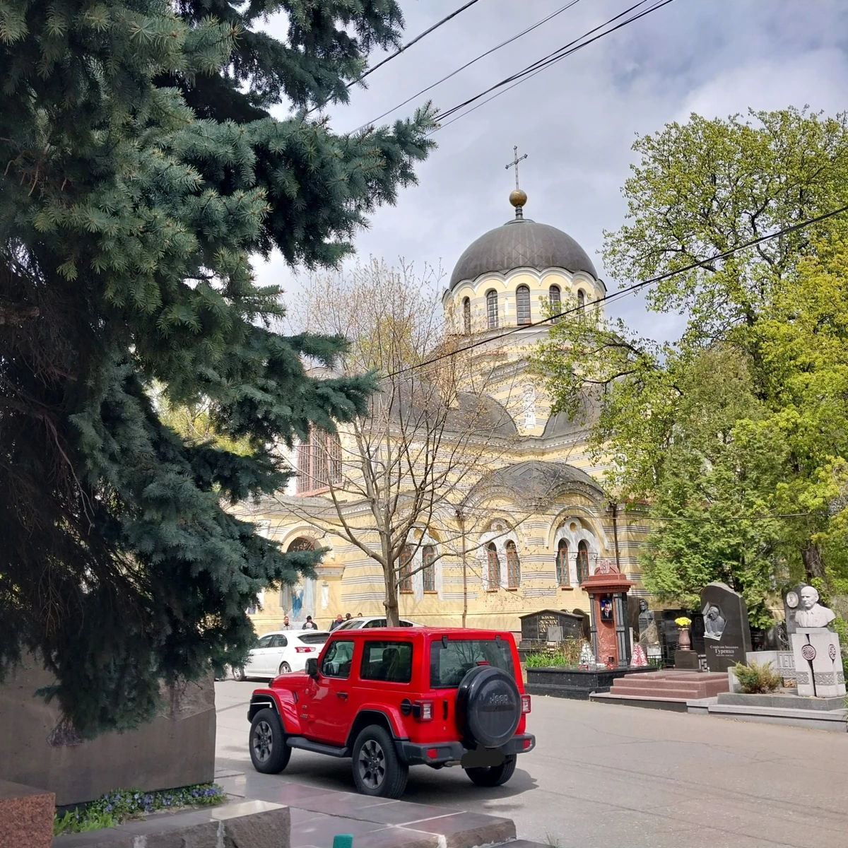 Вознесенская церковь на центральной аллее Байкового кладбища. Построена в 19 веке архитектором Владимиром Николаевым. Напоминает Владимирский собор, к которому приложил руку Николаев.