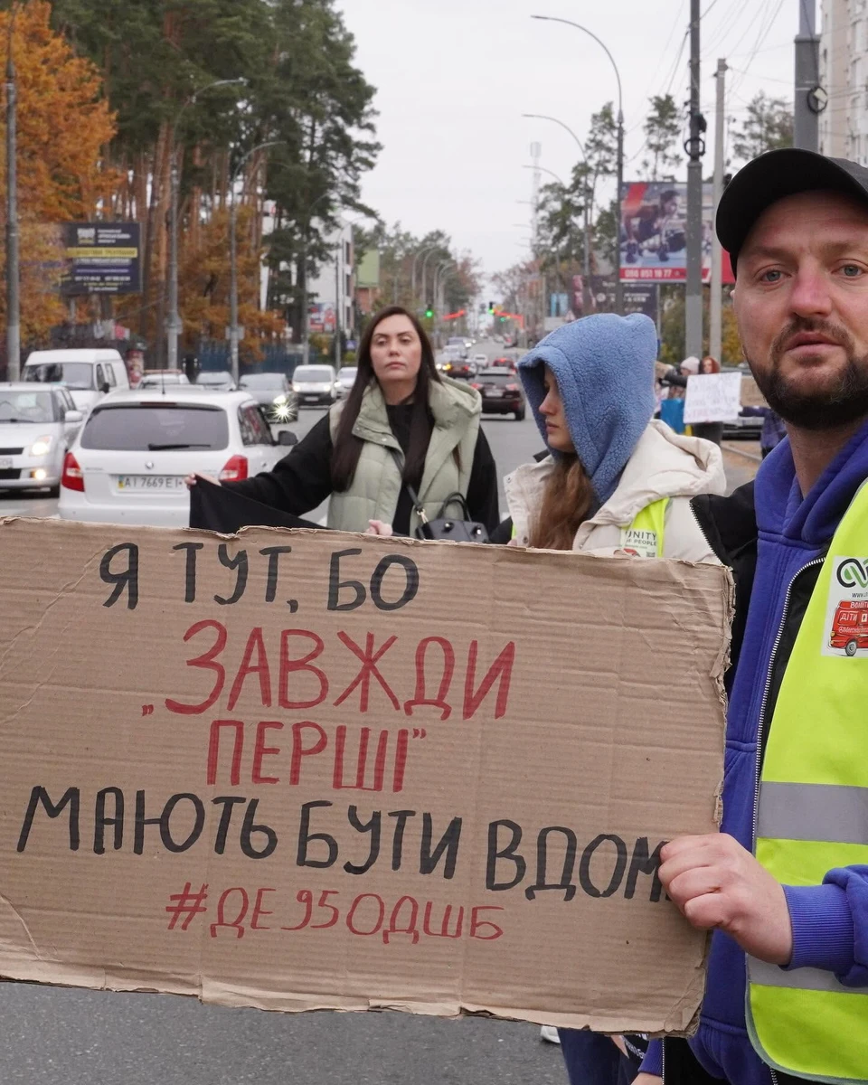 Михайло Пуришев під час акції в Ірпені на підтримку полонених та безвісти зниклих. Листопад 2024 року
