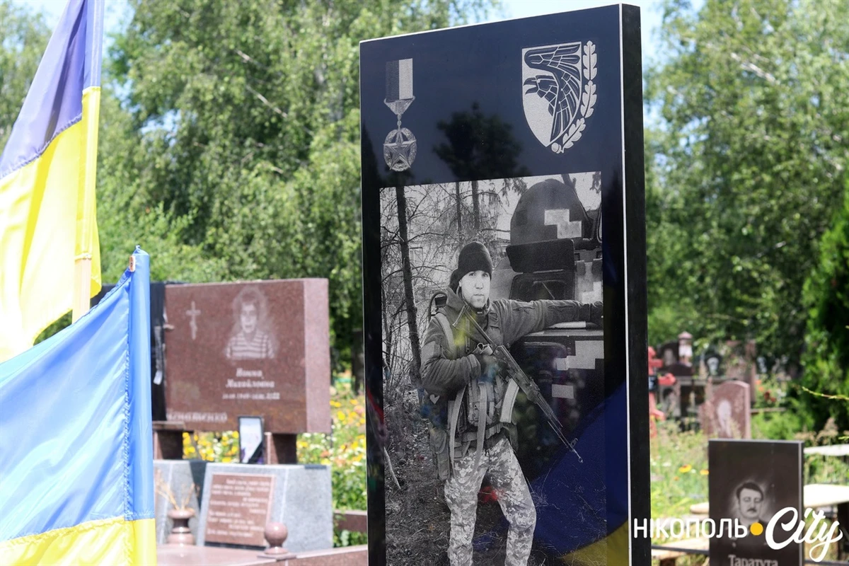 После смерти Сергея Совы улица в Никополе, на которой он жил с семьей, все еще называлась Псковская. Жители Никополя, соседи Оксаны Совы, собрали подписи и добились, чтобы ее переименовали в честь героя