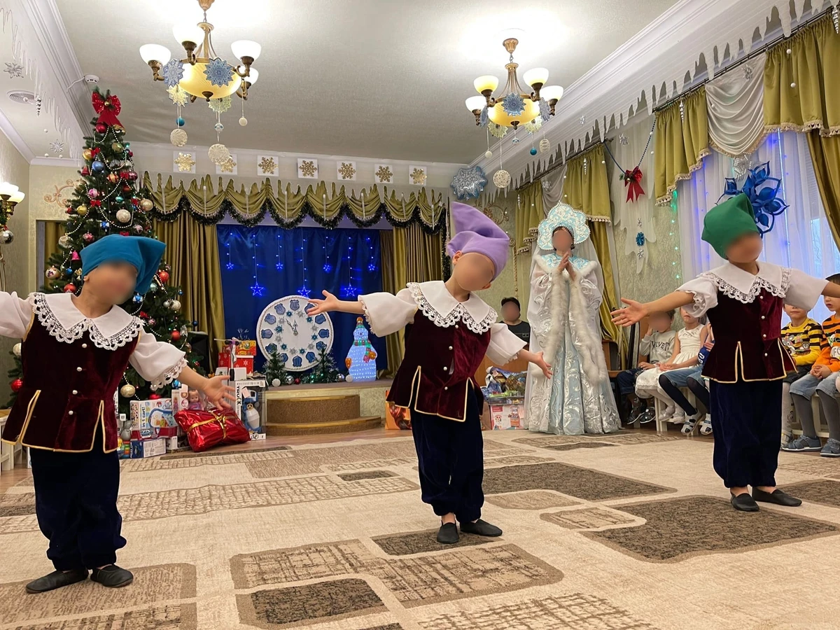 Олег (первый слева) в Донецке, ТВТ, декабрь 2021 года