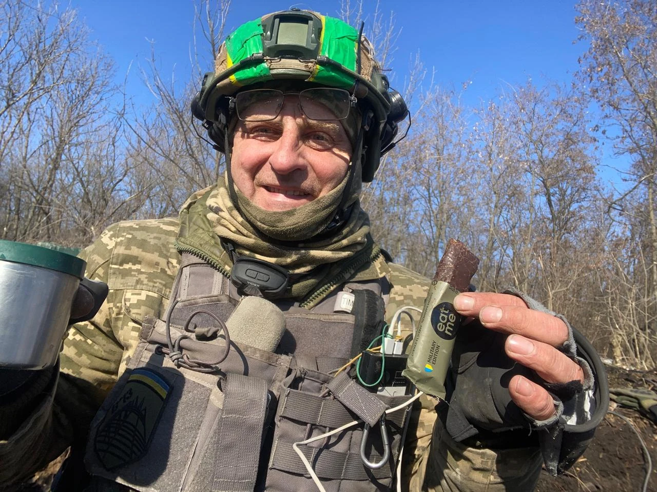 “Війна – не є справою мого життя, я хочу займатися творчістю. Я взагалі дуже важко адаптувався у військовому середовищі, бо в мене були міфи про суцільне військове братерство. Насправді воно є, але в основному серед добровольців, у невеликих підрозділах. У командах, де є командир, який може виховувати своїх бійців і може дозволити собі особливий мікроклімат. У кадрових військових справжнє братерство скоріше виключення з правил, бо вони кажуть: “Читай статут”