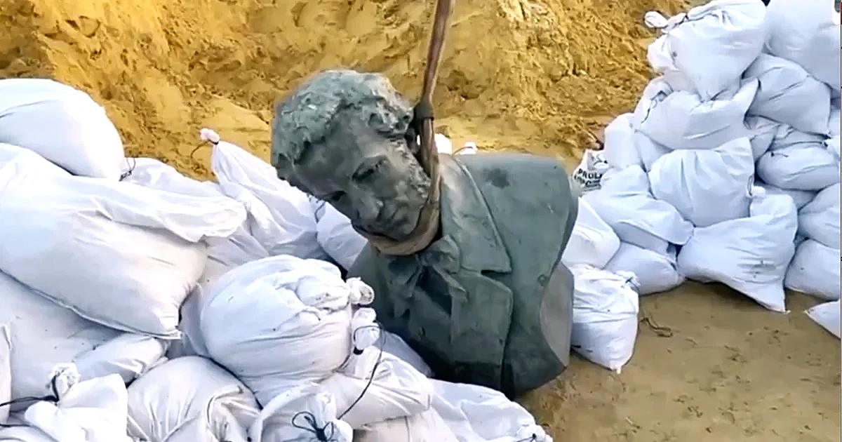 Памятник Пушкину в Харькове демонтировали только в ноябре 2022 года, когда россияне уже 7 месяцев уничтожали город с воздуха