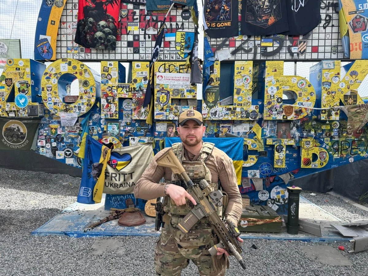 Комбат 2-го батальона 95-й бригады Антон Дерлюк возле стелы на въезде в Донецкую область