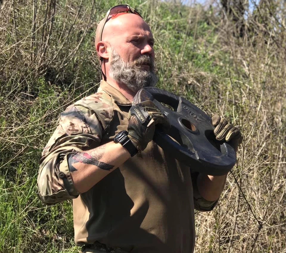 Навіть офіцери слідчого комітету ГРУ, ФСБ повністю перейняли кримінальну субкультуру. А ми навпаки намагалися відстояти армійську дисципліну, азовські традиції. Це дуже нагадувало досвід перебування в ув'язненні бійців УПА, коли вони вели рішучу боротьбу і проти кримінального середовища, і проти системи одночасно