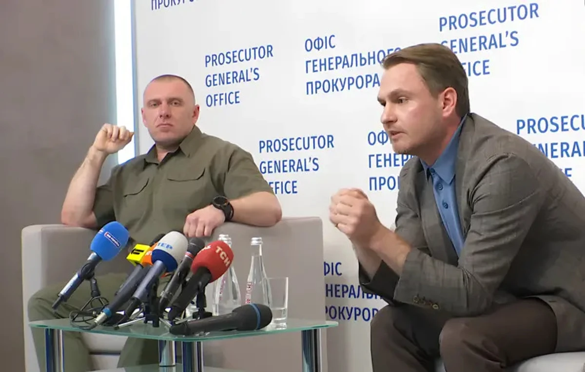 Фото з пресконференції Руслана Кравченка і Василя Малюка щодо обшуків у детективів НАБУ