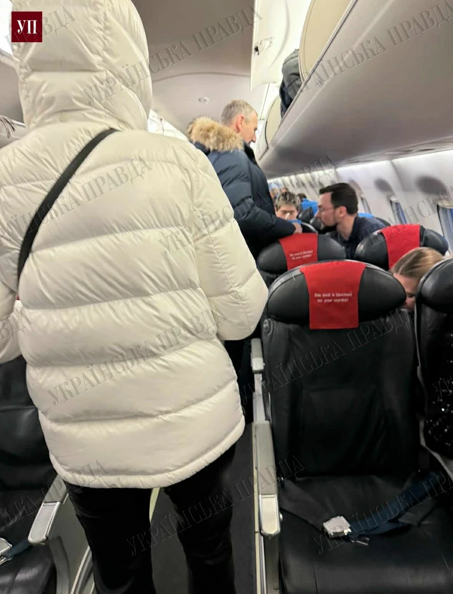 Чоловік схожий на Сергія Шефіра на посадці рейса до Женеви (Швейцарія)