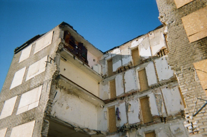 Последствия прилета баллистики в одном из дворов Запорожья