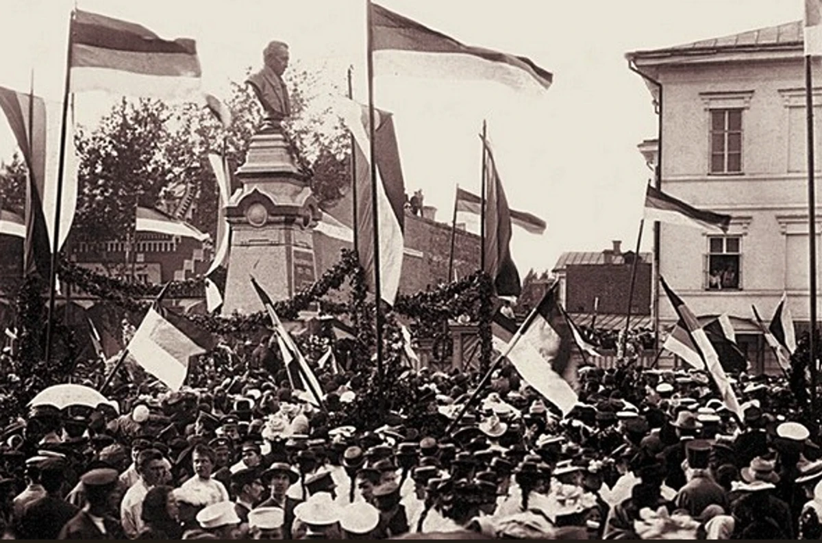 На відкритті пам'ятника Котляревському в Полтаві були й гості з-за кордону: дев'ятеро делегатів-українців з Галичини і двоє з Буковини