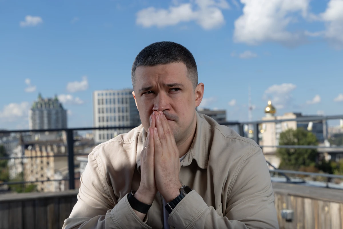 Михайло Федоров: Я постійно відмовлявся закуповувати озброєння на запити Генштабу. Чому? Наприклад, 122-ий, 152-ий короткі снаряди. На складах лежить 800 тисяч, а вони просять закупити ще. Навіщо? Ще були дискусії про категорії. У Генштабі хотіли купити важкі великі броньовані машини, а ми говорили: давайте купимо пікапи й забронюємо