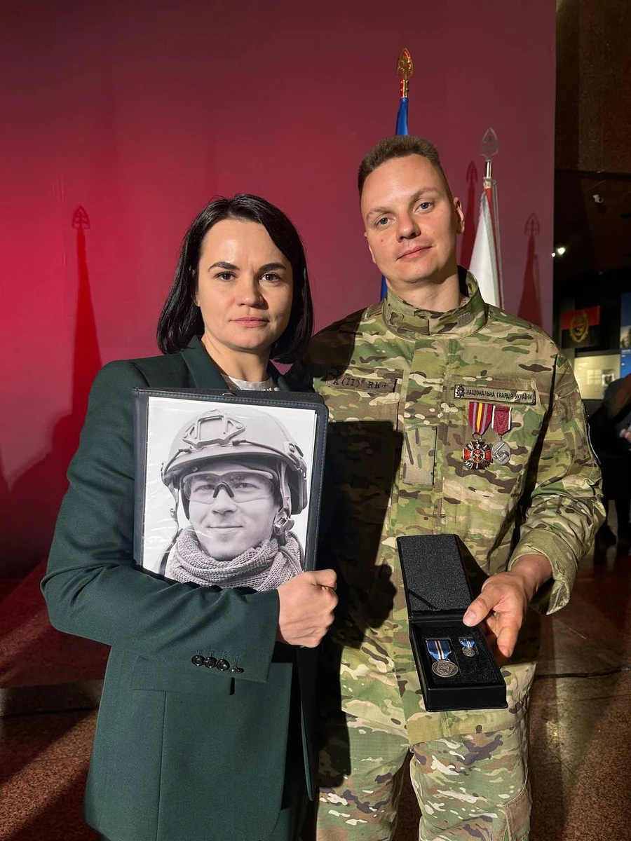 Влад Соня Соловей на врученні нагороди Світланою Тихановською, лідеркою білоруської опозиції, в Києві