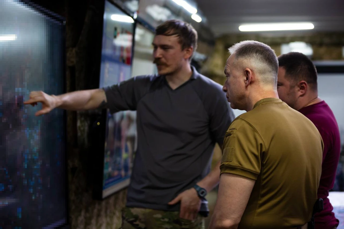 Александр Сырский во время очередной поездки на Добропольский выступ. Рядом с главкомом командир 1-го корпуса НГУ Азов Денис Прокопенко и командующий ДШВ Олег Апостол