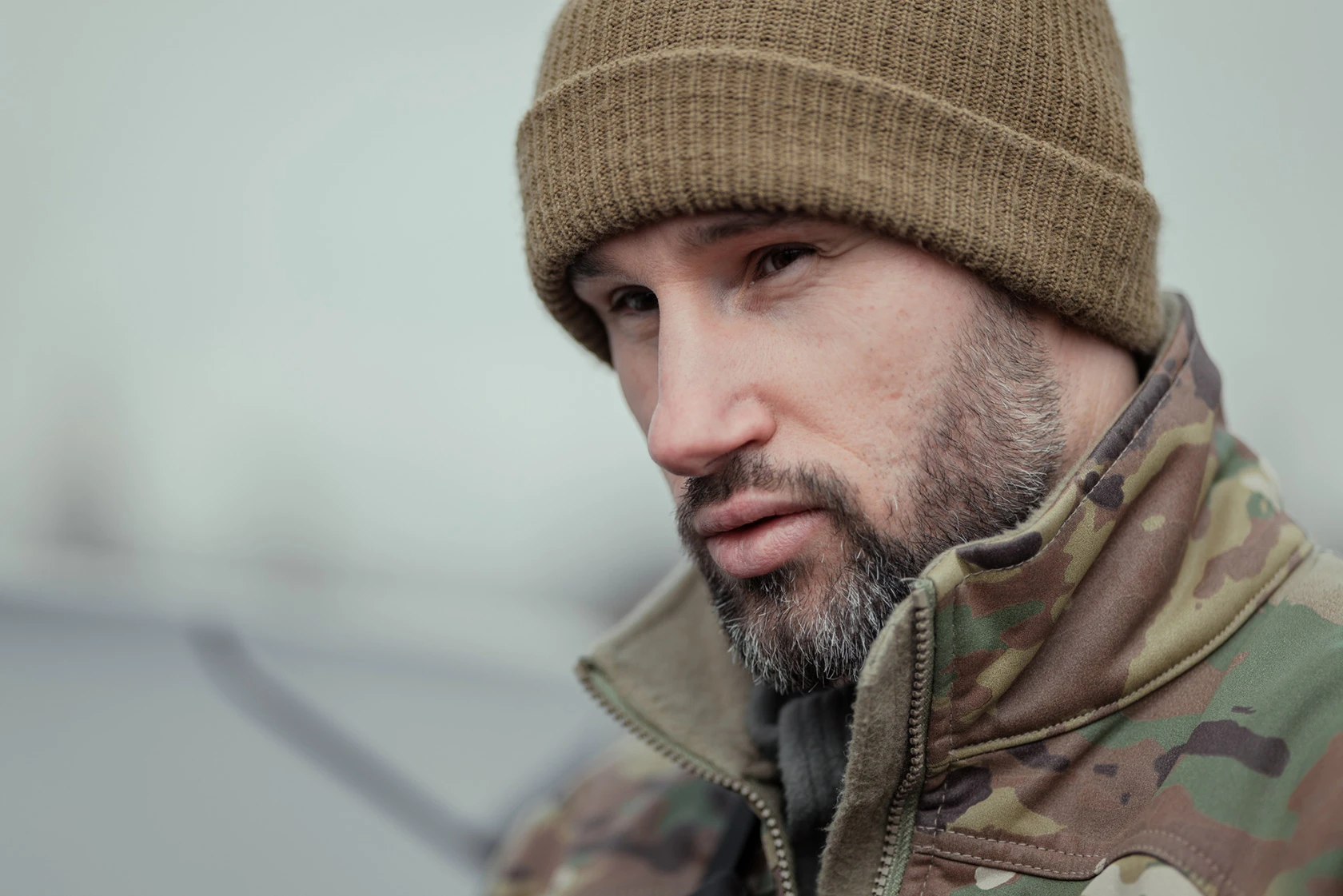 Євген Соловйов: Є радянська школа інструкторів, де можна взяти палку і бити, якщо щось не так. А в європейській школі не можна навіть кричати. І я згоден з цим, тому шо краще не стає. Потрібно все зробити, потім прилетіти і це все обговорити. Але моя дружина і льотчики, коли ми все це обговорюємо, іноді погоджуються, що краще б у мене була палка, і краще бив би