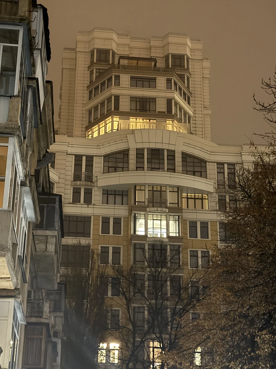 Окна квартиры Миндича на 15-ом этаже в 21:30 в воскресенье 9 ноября. Утром следующего дня здесь начались обыски