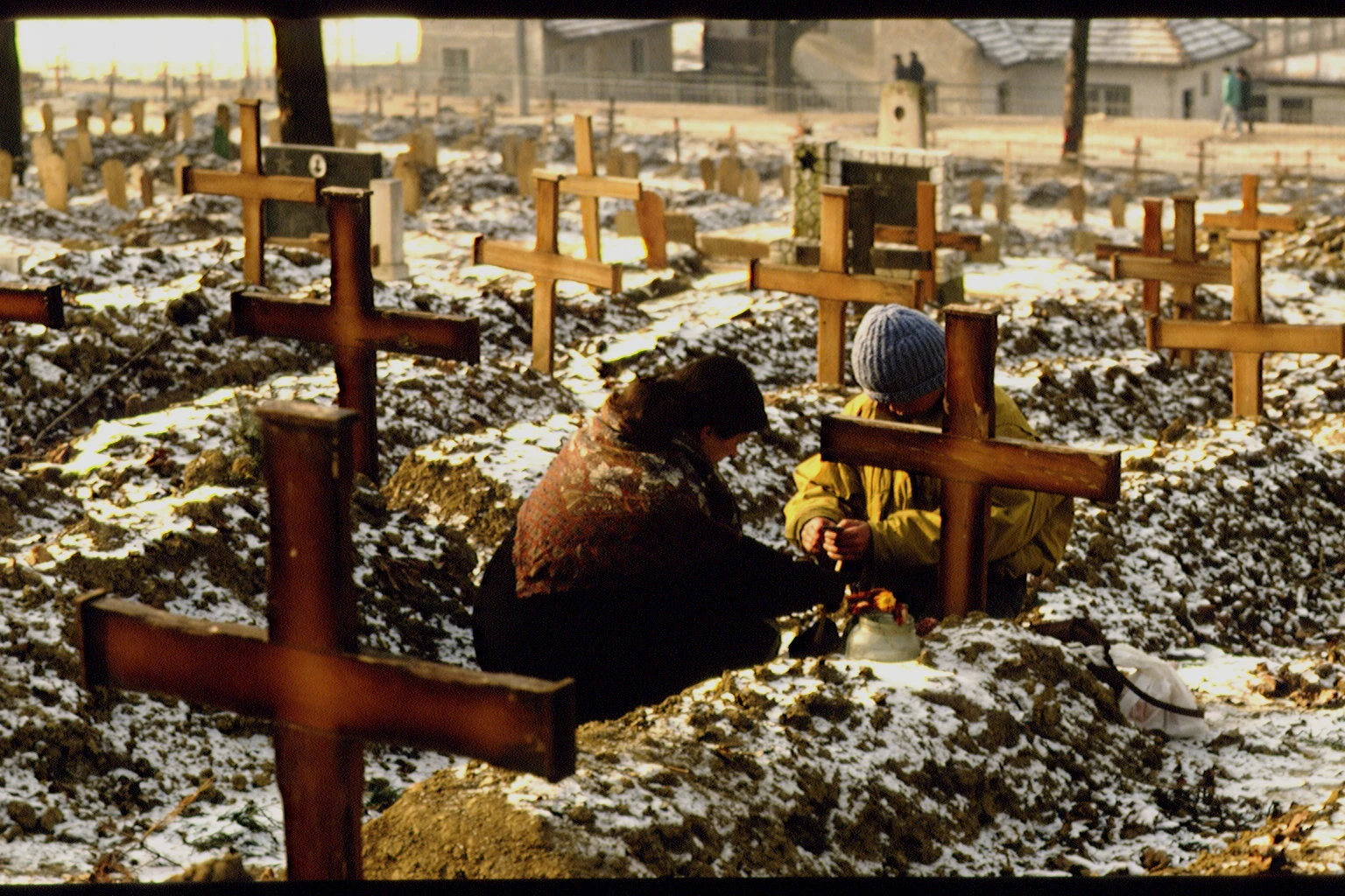 Під час майже чотирирічної війни в Боснії загинули приблизно 100 тисяч осіб, майже 2 мільйони жителів були змушені покинути свої домівки