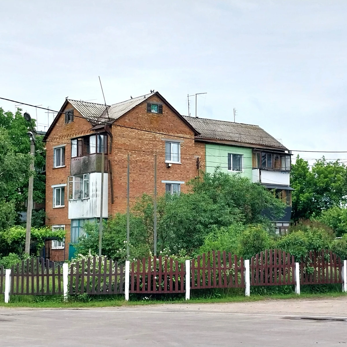 У селі є кілька багатоквартирних будинків, де невеличку однушку можна купити за 20–25 тисяч доларів