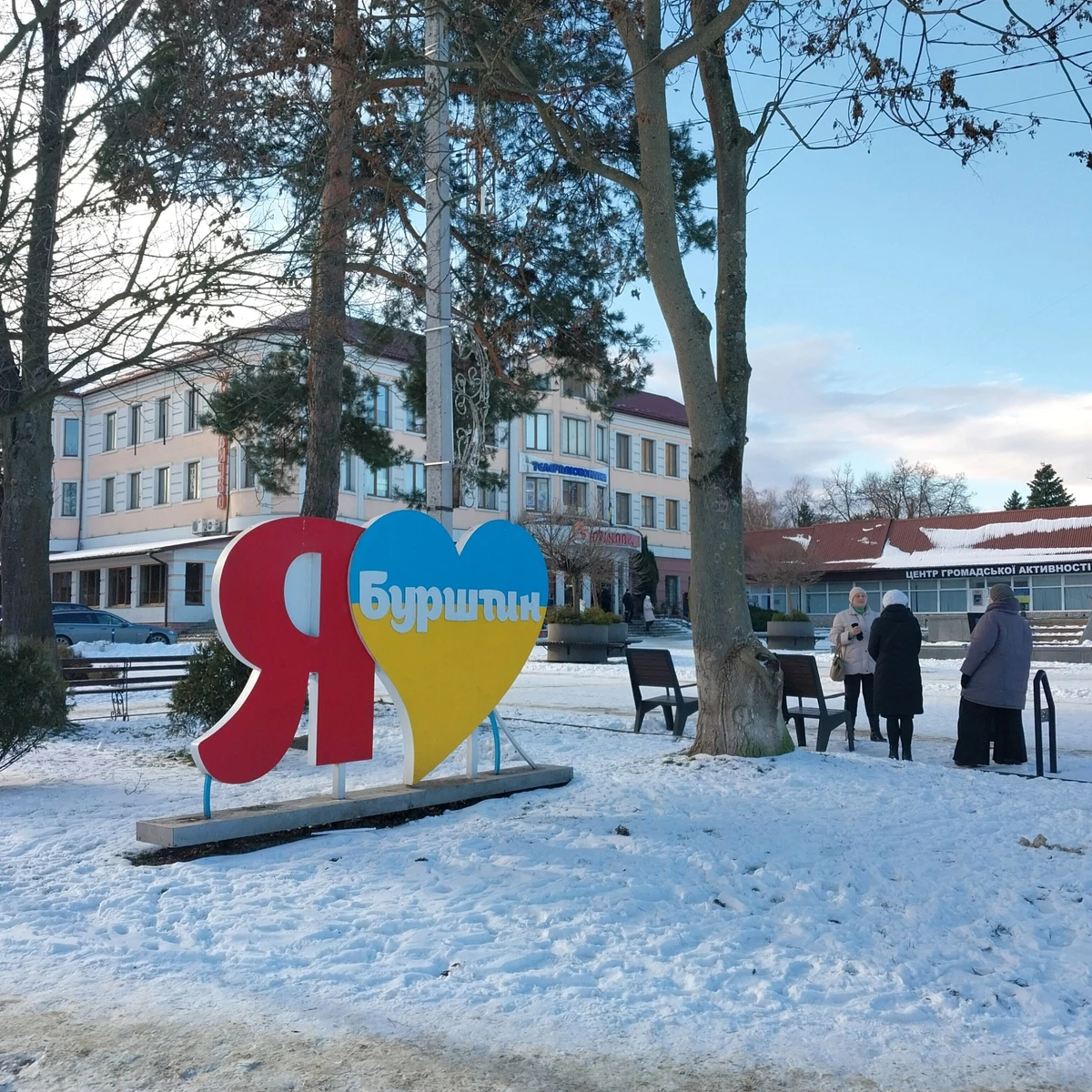 Разом із сусідніми селами Бурштинська громада має зо 24 000 мешканців