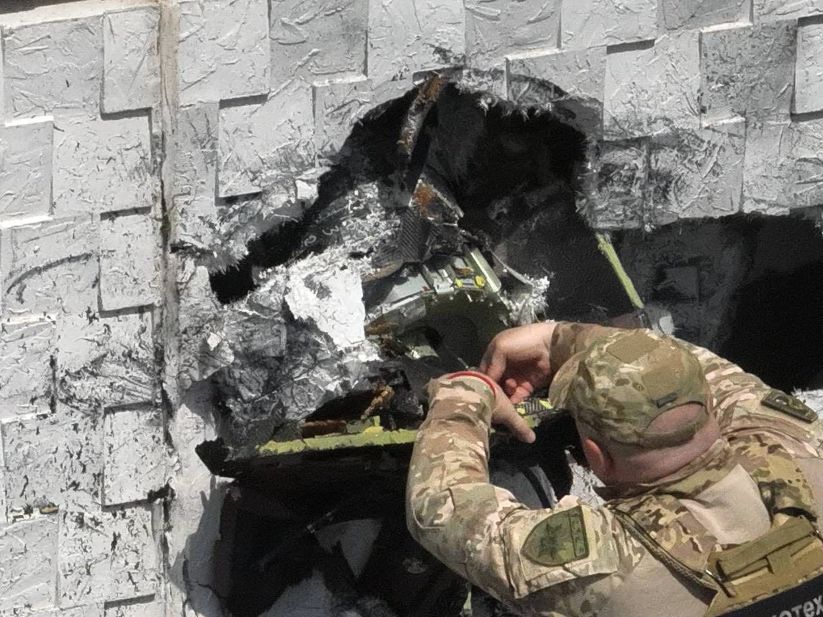 A bomb disposal expert has defused a Shahed-type drone lodged in an Odesa apartment block