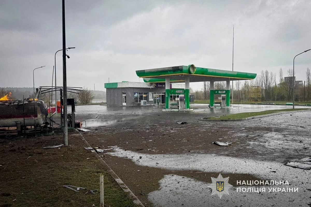 Um posto de gasolina danificado pelo ataque russo