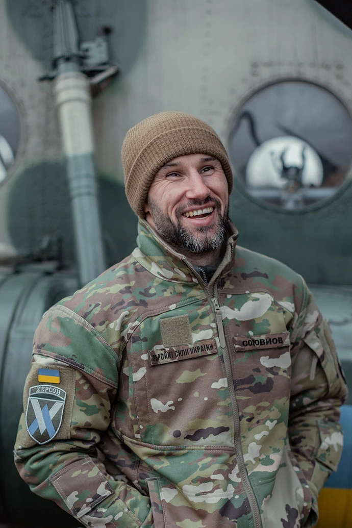 Євген Соловйов: Коли навчався, постійно всі лякали, що якщо щось буде не так, тебе спишуть на лікарській комісії, бо ти маєш бути здоровим, як космонавт. Не дай Боже, в тебе щось знайдуть, і підеш наземником, як ми це називали. А я прийшов в армію, тільки щоб бути льотчиком