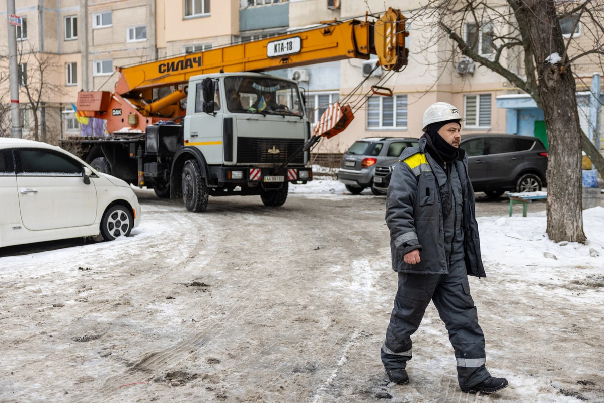 Автокран ремонтной бригады энергетиков пытается проехать через запаркованные дворы, чтобы заменить сгоревший трансформатор