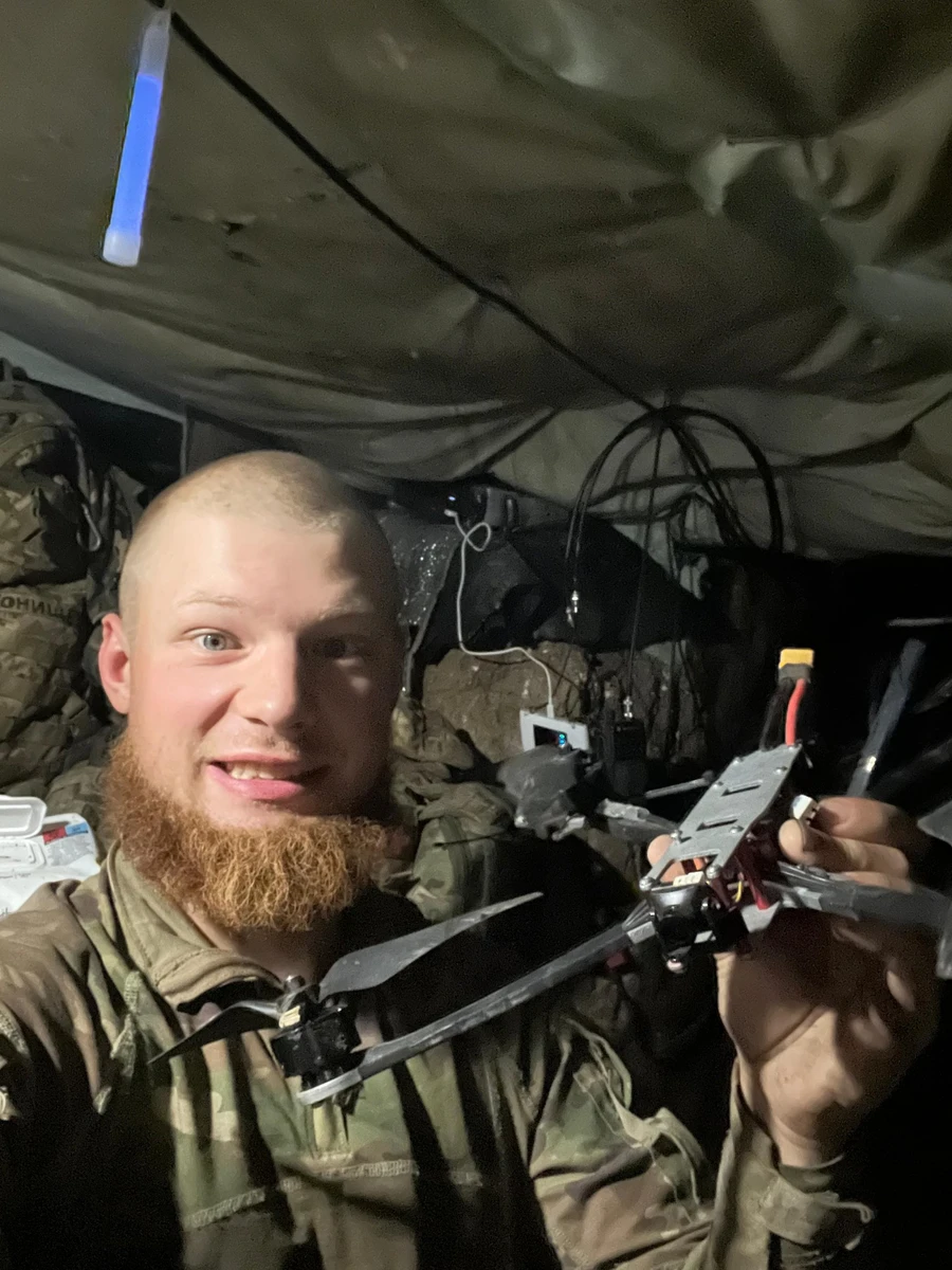 Вогонь: Після бою в нашу СПшку почали падати гранати. Я забрав звідти людей, щоб вони не потрьохсотилися – все-таки вибухова хвиля дуже хлопає по вухах. Після гранат було затишшя