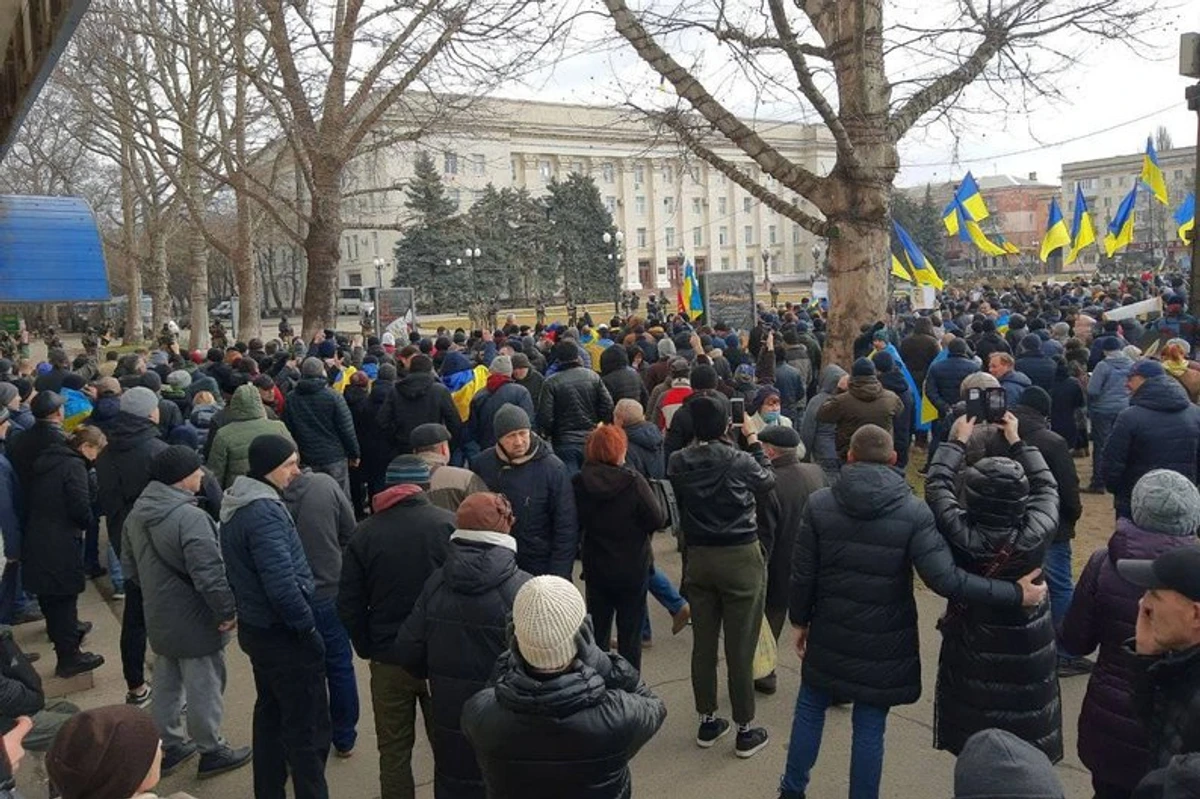 Проукраїнський мітинг у Херсоні проти окупації в березні 2022 року