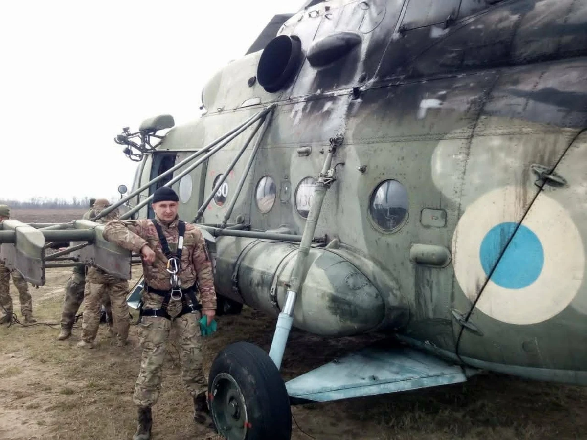 Мої батьки, сестра, дівчина не знали, де саме та в яких бойових умовах я знаходився кілька місяців. Рідним в тилу і так дуже важко, тому я намагався зберегти їхню психіку. Ми мали змогу передавати голосові повідомлення через рацію в певний день і час, а також отримувати вісточки від сімей