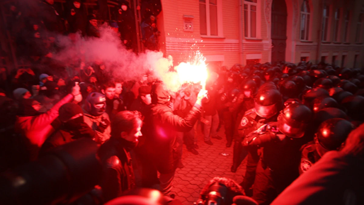 Бійка між протестувальниками та внутрішніми військами, 1 грудня 2013