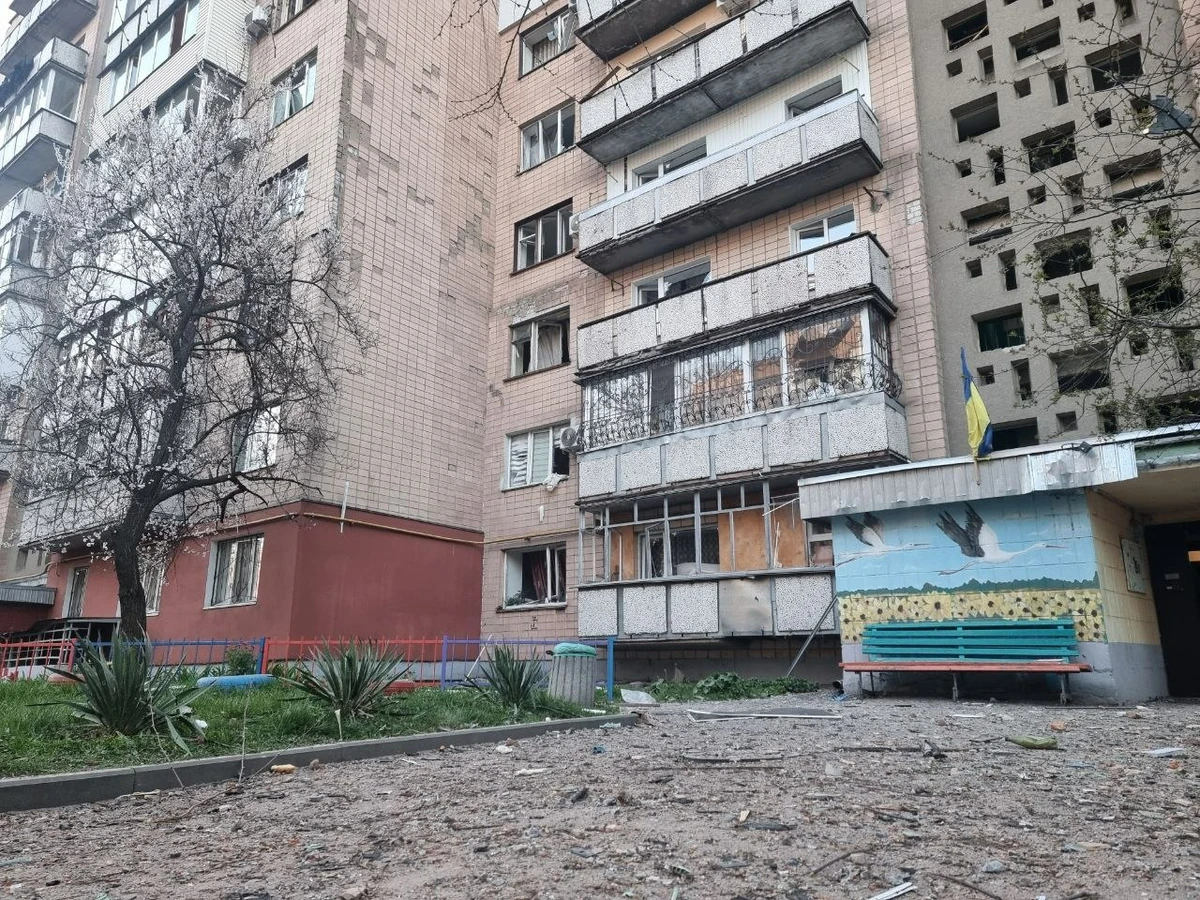 Um bloco de apartamentos danificado em um ataque de drone russo.